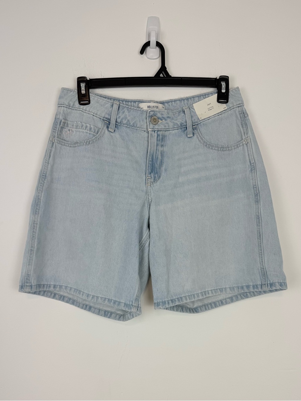 Hollister Women’s Low Rise Baggy Fit Light Wash Jorts/Shorts. Size 10/30. NWT.